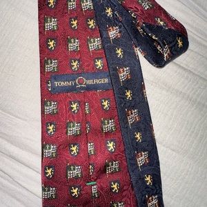 Tommy Hilfiger Mens Holiday Icons Christmas Silk Slim Neck Tie Red 2.75"